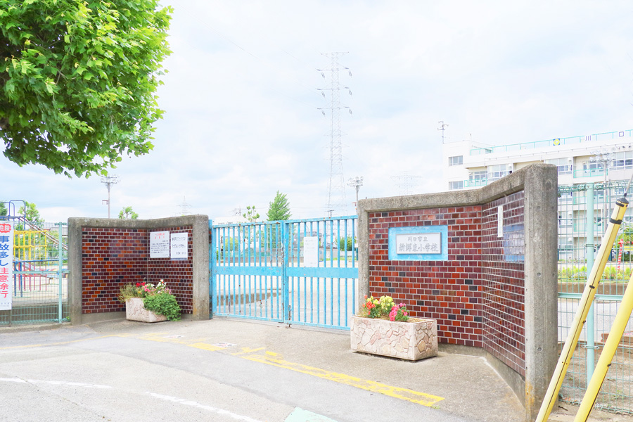 新郷東小学校(現地より徒歩9分) 新郷東小学校(現地より徒歩9分)