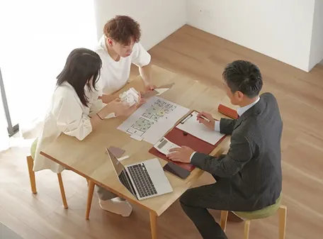 理想の暮らしを具体化する間取り体験している画像